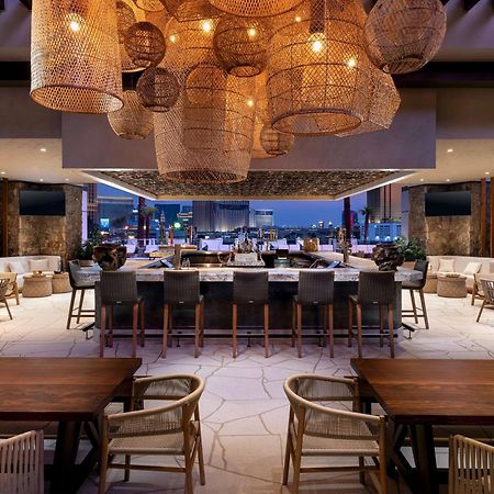 Conrad Las Vegas At Resorts World Ngoại thất bức ảnh The bar at the rooftop lounge