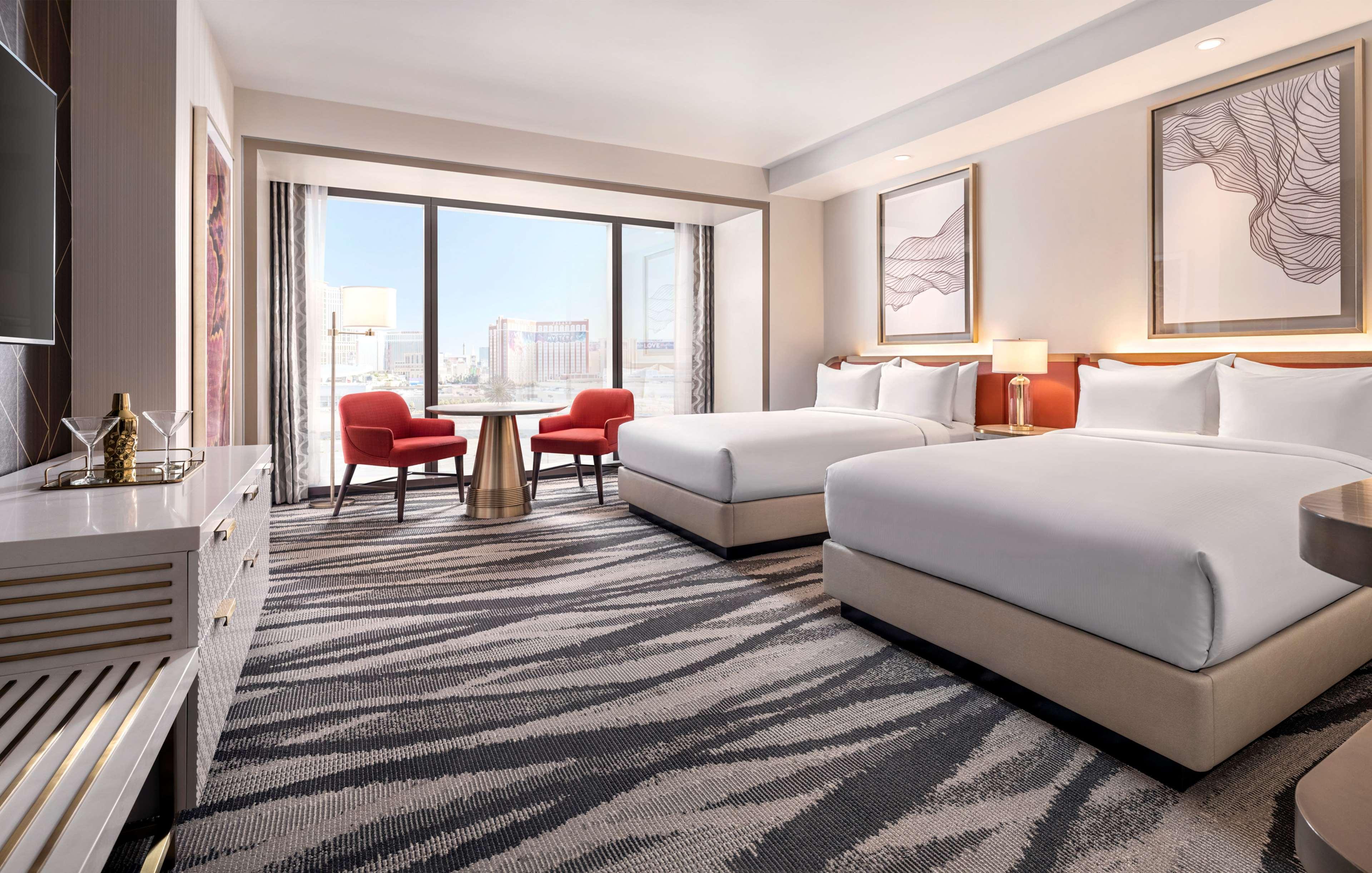 Conrad Las Vegas At Resorts World Ngoại thất bức ảnh A guest room at the Wynn Las Vegas