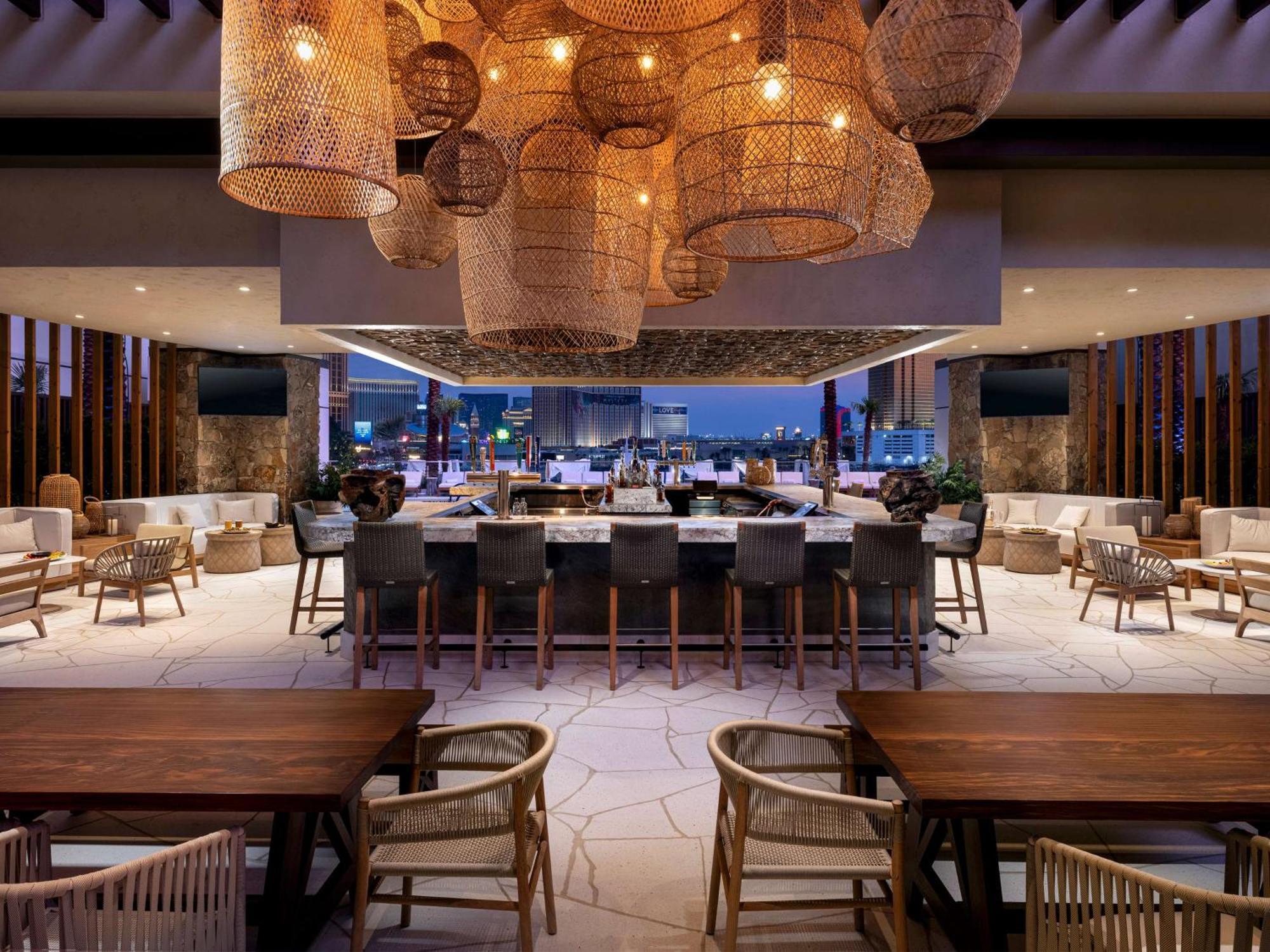 Conrad Las Vegas At Resorts World Ngoại thất bức ảnh The bar at the rooftop lounge