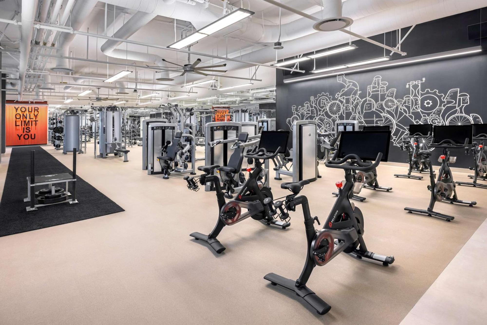 Conrad Las Vegas At Resorts World Ngoại thất bức ảnh The gym at the 2018 London Marathon